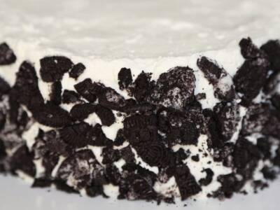 Без выпечки: торт из шоколадного печенья за 15 минут