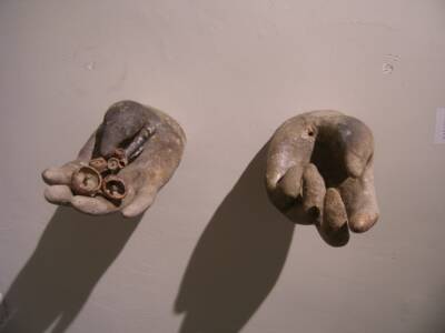 Руки из стены и разноцветные черепа: в Днепре открылась выставка современной скульптуры (ФОТО), Афиша Днепра