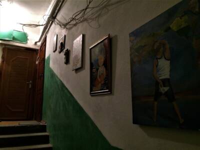 Днепряне устроили картинную галерею  прямо в подъезде, Новости Афиши Днепра