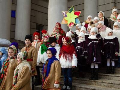 На вокзалі у Дніпрі понад сто дітей виконали «Щедрик». Афіша Дніпра