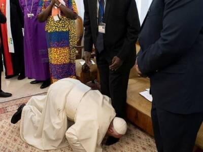 Папа встал на колени перед лидерами Судана, чтобы они закончили войну. Афиша Днепра