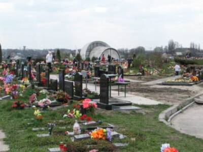 Днепрян призвали не приносить на кладбища искусственные цветы. Афиша Днепра