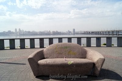 Каменный диван на набережной Солнечный Днепр. Афиша Днепра
