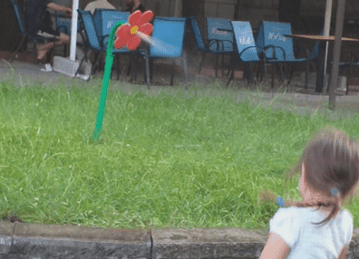 В Днепре на Гагарина танцующий цветок развеселил людей