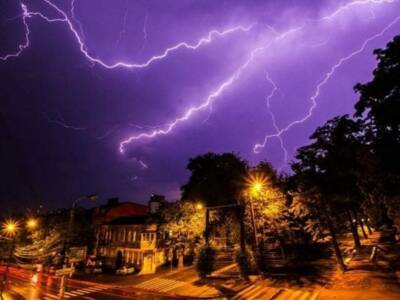 Вызывают восхищение: завораживающие фото молнии в Днепре. Афиша Днепра
