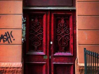 Днепровский фотограф показал фантазию дверей. Афиша Днепра