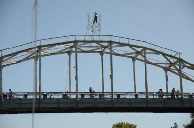 Днепрянин забрался на вершину моста, чтобы водрузить флаг (ФОТО). Афиша Днепра