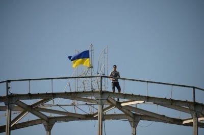 Днепрянин забрался на вершину моста, чтобы водрузить флаг (ФОТО). Афиша Днепра
