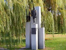Памятник Мильману на набережной в Днепре