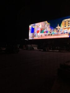 Фасад ТРЦ Материк превратили в огромный экран (Фото). Афиша Днепра