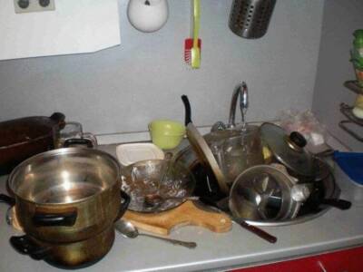 Приметы: почему не стоит мыть посуду в гостях. Афиша Днепра