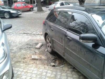 Автобыдло: днепряне «хоронят» под колесами авто городские клумбы. Афиша Днепра