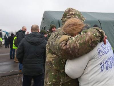 Освобожденные из плена украинцы в аэропорте «Борисполь»: трогательные фото