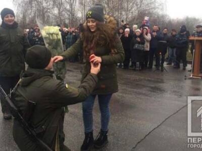 На Днепропетровщине на церемонии присяги нацгвардеец сделал предложение девушке. Афиша Днепра