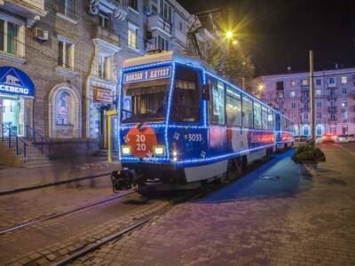 В Днепре по городу уже курсирует новогодний трамвай. Афиша Днепра