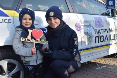В Днепре дети украсили машины полицейских снежинками. Афиша Днепра