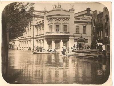 Венеция по-днепровски: в центре города плавали лодки. Афиша Днепра