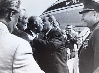 В соцсети показали исторический поцелуй Леонида Брежнева в Днепре. Афиша Днепра