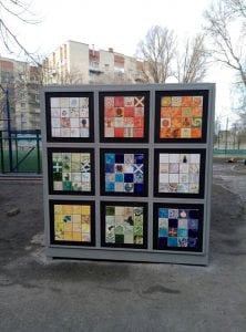 Во дворе днепровской школы появился арт-объект Кубик Рубика. Афиша Днепра