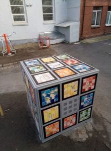 Во дворе днепровской школы появился арт-объект Кубик Рубика. Афиша Днепра