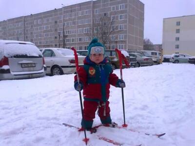 Маленький днепрянин ходит по городу в лыжах, чтобы не беспокоиться о гололеде. Афиша Днепра