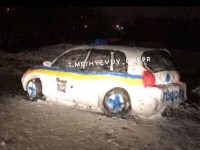 В Днепре слепили полицейскую машину из снега. Афиша Днепра