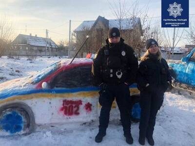 Суровый днепровский патруль устроил селфи у снежного Приуса. Афиша Днепра