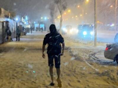 В Днепре в метель заметили "снежного героя" в шортах и кедах. Афиша Днепра