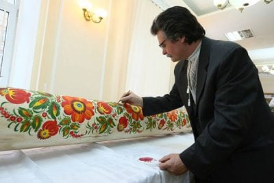 В Сети показали самое большое в Украине изделие с Петриковской росписью. Афиша Днепра