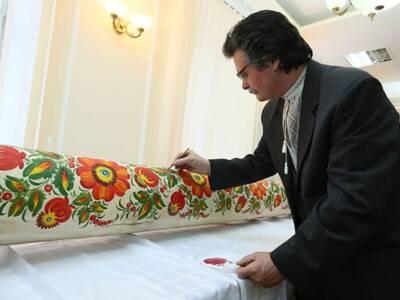 В Сети показали самое большое в Украине изделие с Петриковской росписью. Афиша Днепра