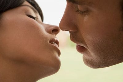 Почему целоваться — полезно для здоровья? Афиша Днепра