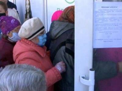 Несмотря на карантин и запрет: возле Приватбанка очереди. Афиша Днепра