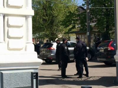 Береженого Бог бережет:в Днепре возле Свято-Троицкого собора полно полиции (ВИДЕО). Афиша Днепра