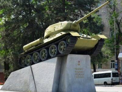 В Днепре перекрасили танк – памятник генералу Пушкину. Афиша Днепра