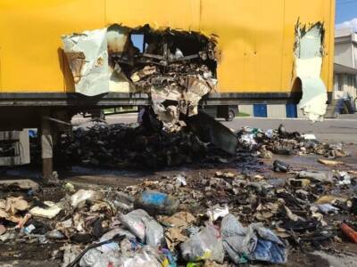 Мародёры растащили уцелевшие посылки из сгоревшего грузовика