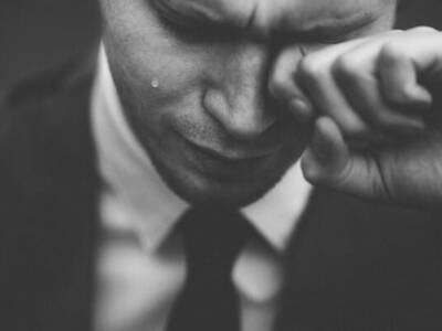 Как правильно реагировать на слезы других людей: советы психолога. Афиша Днепра