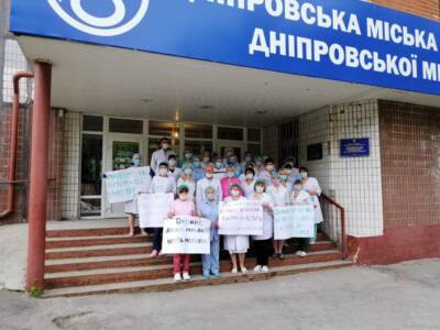 Молчаливые пикеты продолжаются: днепровские медики поддерживают друг дуга