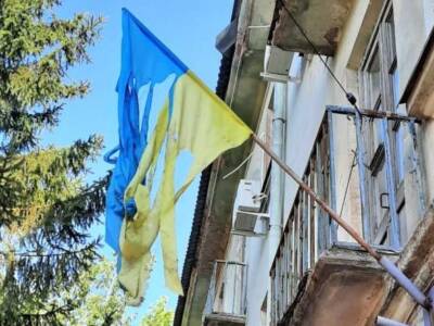 На Днепропетровщине вандалы разодрали национальный флаг. Афиша Днепра