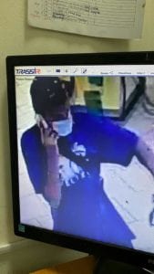 Острый взгляд и цепкий хват: в Днепре мужчина украл из торгового центра стойку (Фото/Видео)