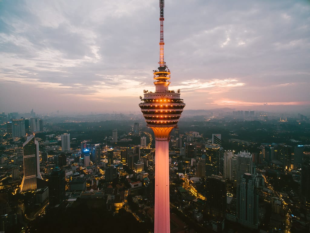 Kl tower. Менара Куала Лумпур внутри. Башни мира. Популярные башни. Популярные башни мира.