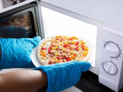 Лайфхак: как правильно разогреть пиццу в микроволновке. Афиша Днепра