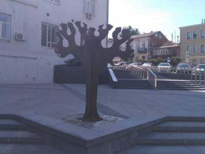 Металлическое дерево появилось на улице Короленко. Афиша Днепра