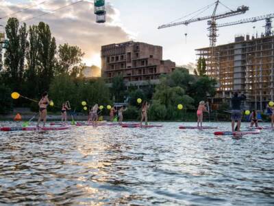 В Днепре девушки соревновались в гонках на каяках