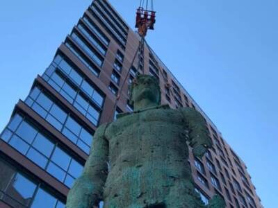 На Екатеринославском бульваре поставили огромную скульптуру Атланта (Фото). Афиша Днепра