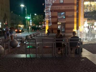 На Екатеринославском бульваре появились стулья (Фото). Афиша Днепра