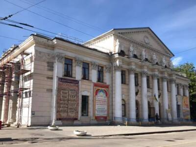 В Сети показали как выглядел театр Горького в 1930-е. Афиша Днепра