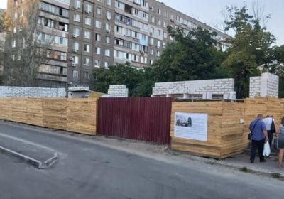 Белый кирпич и деревянный забор: стало известно, что строят на Слобожанском проспекте (Фото)