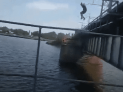 Жуткие развлечения: подросток спрыгнул прямо с поезда в воду (Видео)