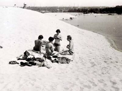 Вспомни молодость: в Сети показали ностальгическое пляжное фото. Афиша Днепра