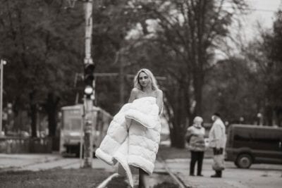 Удивила прохожих: учительница прошлась по городу в одном одеяле (Фото). Афиша Днепра